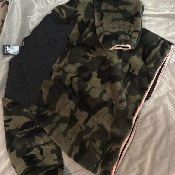 Rails Wesley Camo Quilted Fleece Women’s XL NWT 225$ - Picture 6 of 8